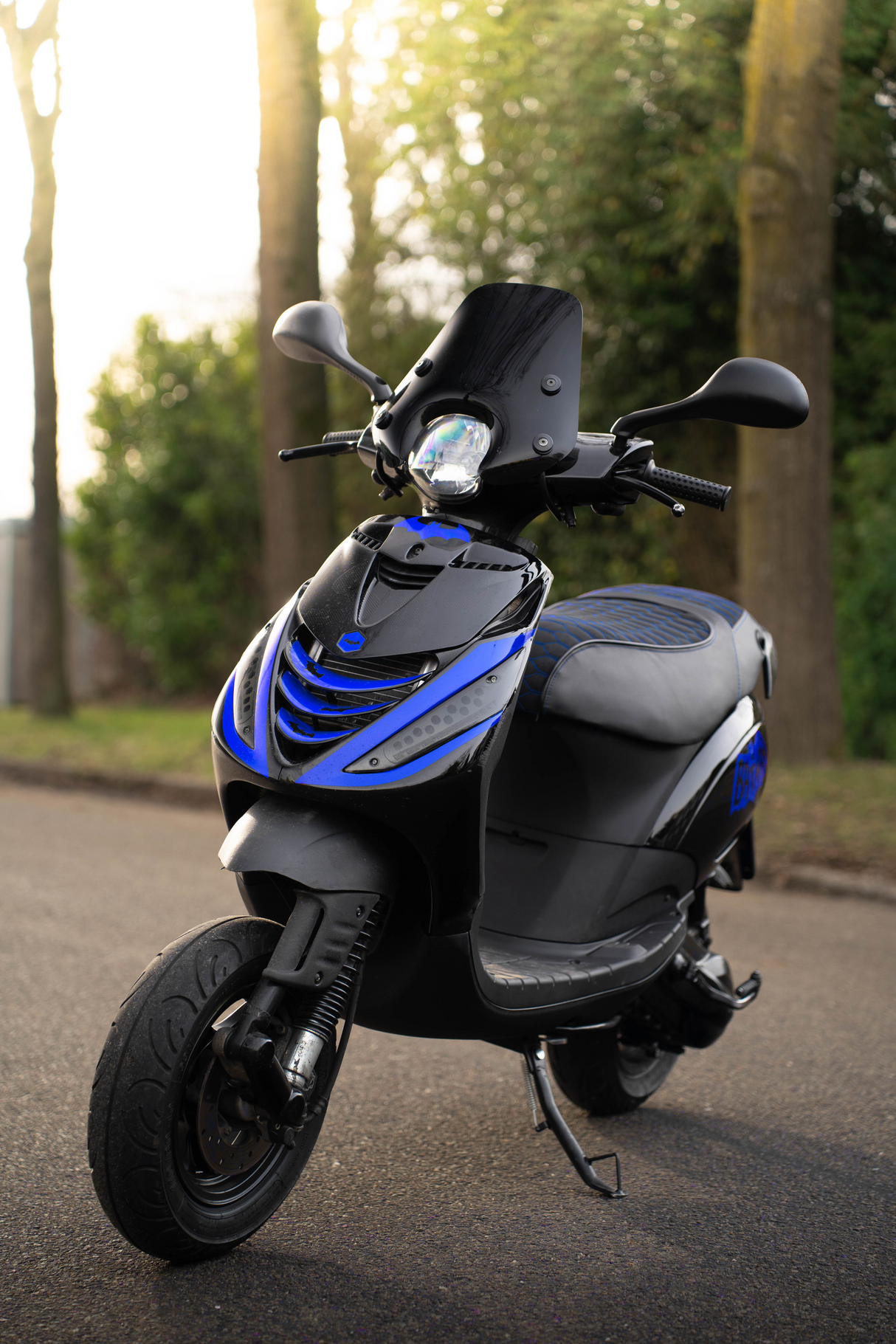 Fenom Zadelhoes Alcantara Look Blauw Piaggio Zip