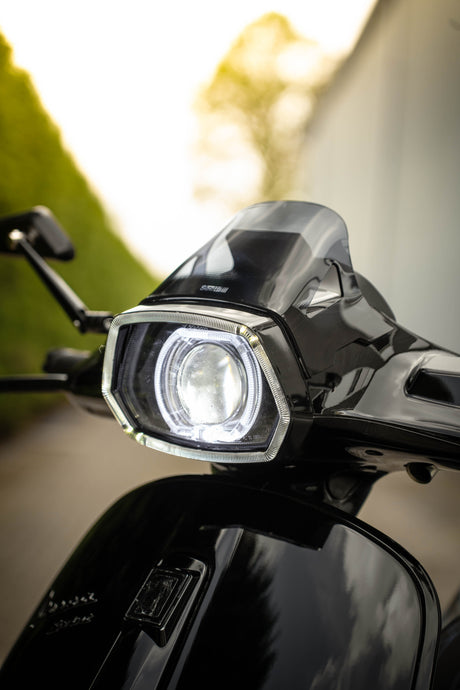LED Koplamprand Glans Zwart Vespa Sprint