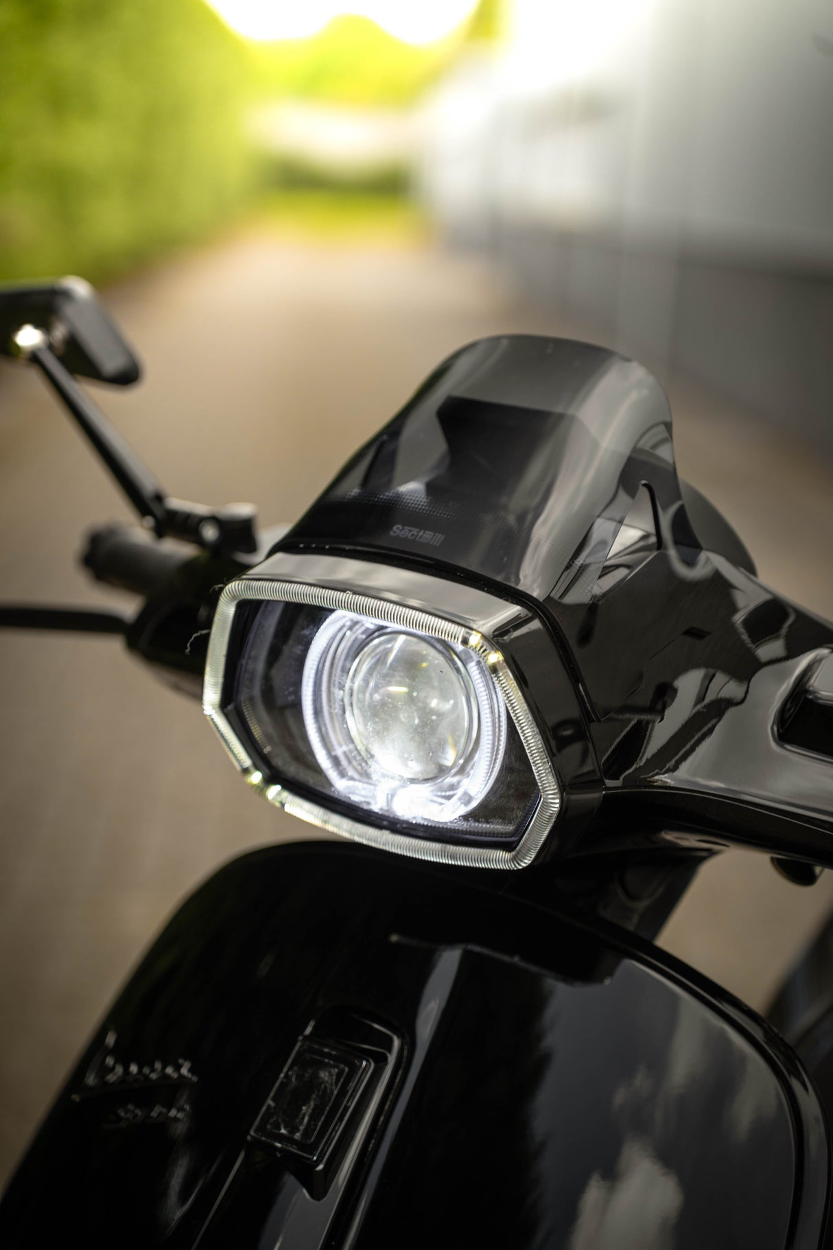 Bord de phare LED noir brillant Vespa Sprint