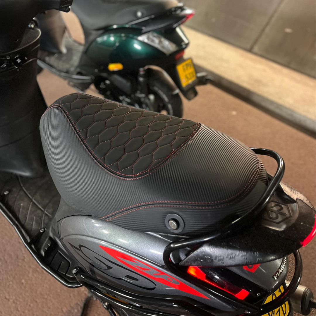 Zadelhoes Alcantara en Carbon Piaggio Zip Zwart/Rood Custom zadelhoes zip