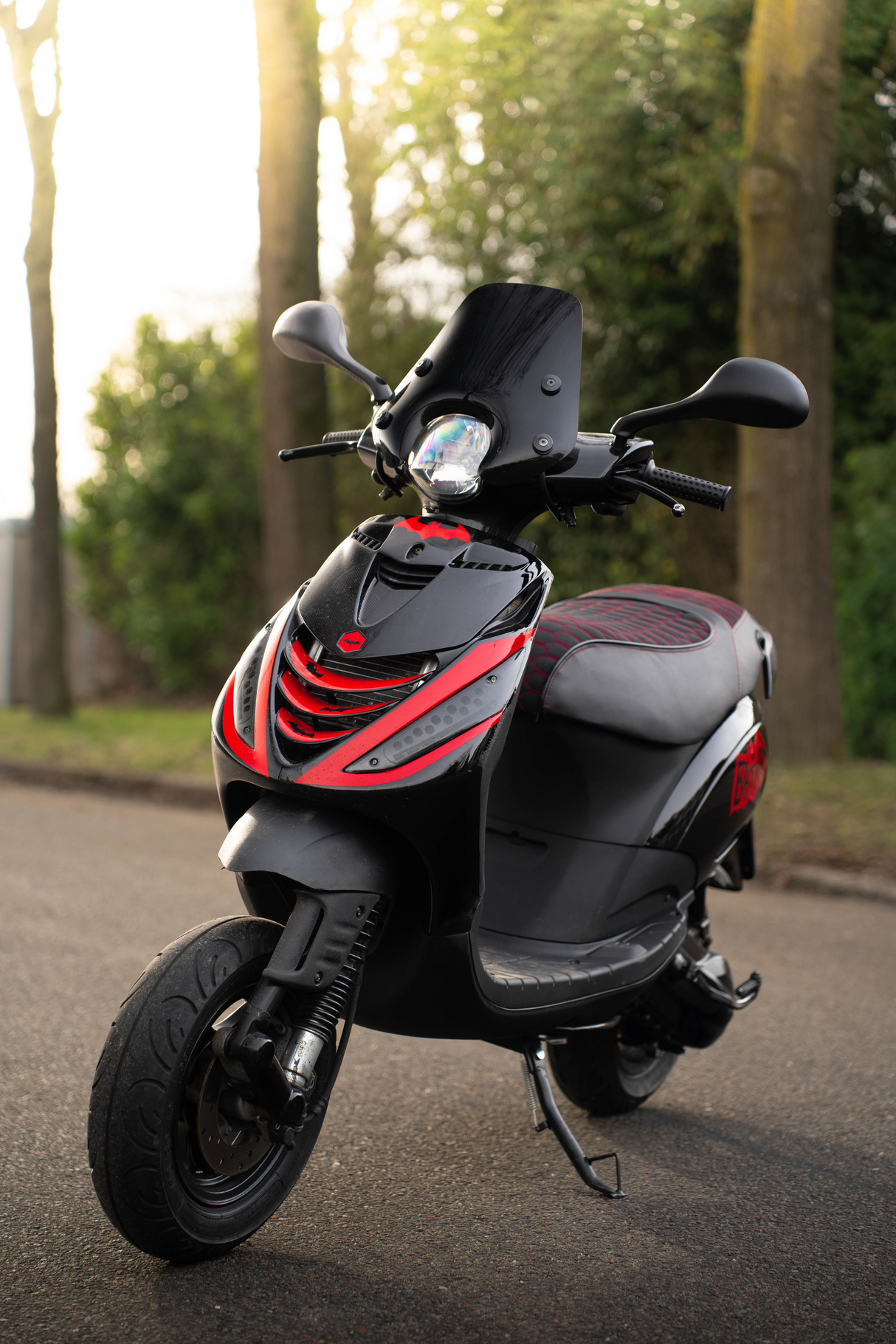Fenom Zadelhoes Alcantara Look Rood Piaggio Zip